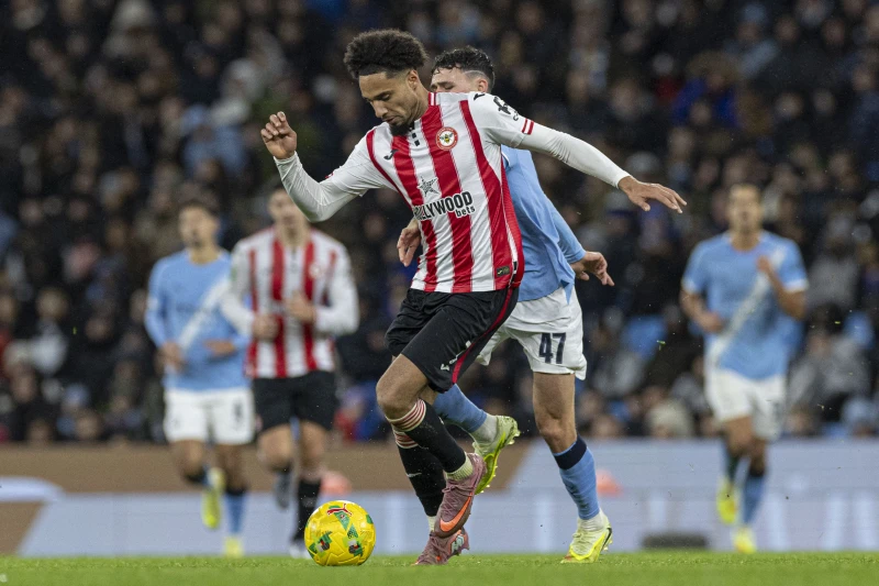 布倫特福德上場4-1大勝伯恩茅斯，凱文·沙德還（Kevin Schade，前）上演帽子戲法。法新社