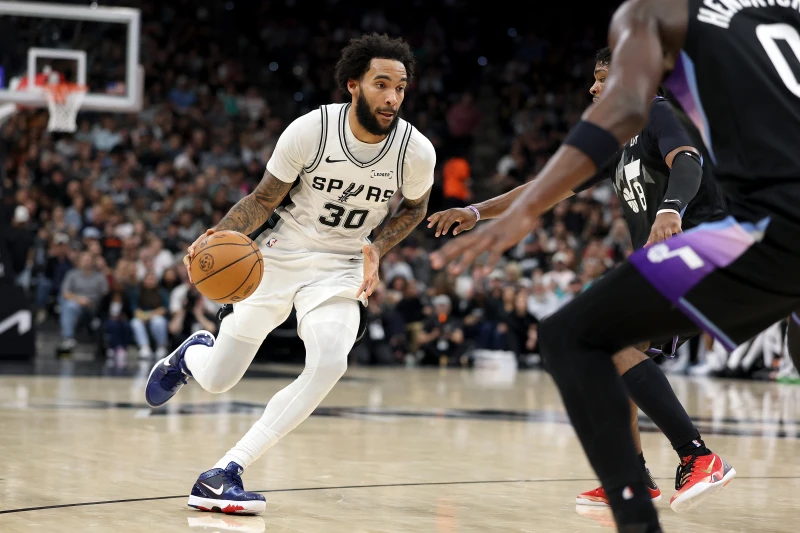 的錢帕尼（Julian Champagnie，左）射出打破隊史紀錄的單場11個三分球。法新社