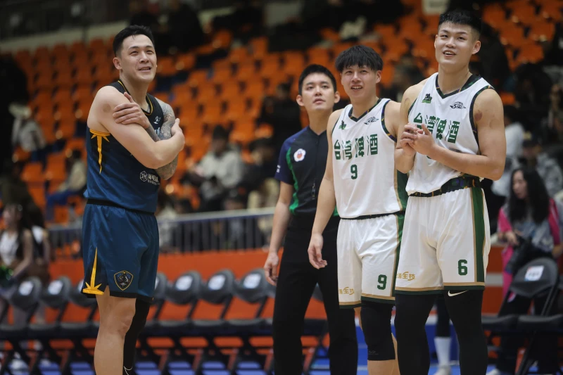 基隆老將周儀翔（左）與台啤新秀王鈞聖（右二）場上互相攻守。陳楷攝