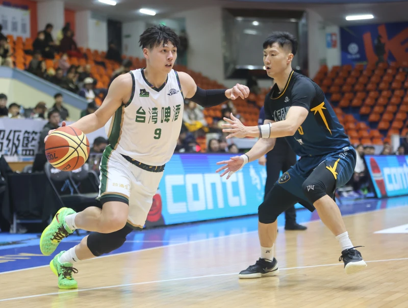 王鈞聖（左）下半場適應聯賽強度，也帶動球隊進攻。陳楷攝