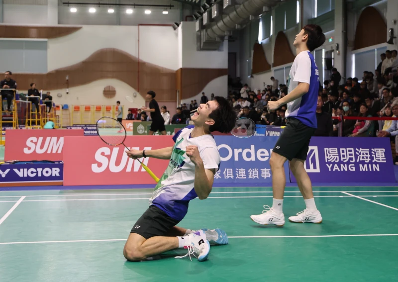 拿過一次男雙冠軍的林秉緯(前)，今在2026年第一次全國羽球排名賽男雙決賽成功摘冠後，激動的跪在場上。李天助攝