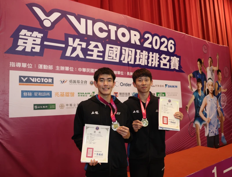 林秉緯(左)與陳政寬「以下犯上」拿下冠軍。李天助攝