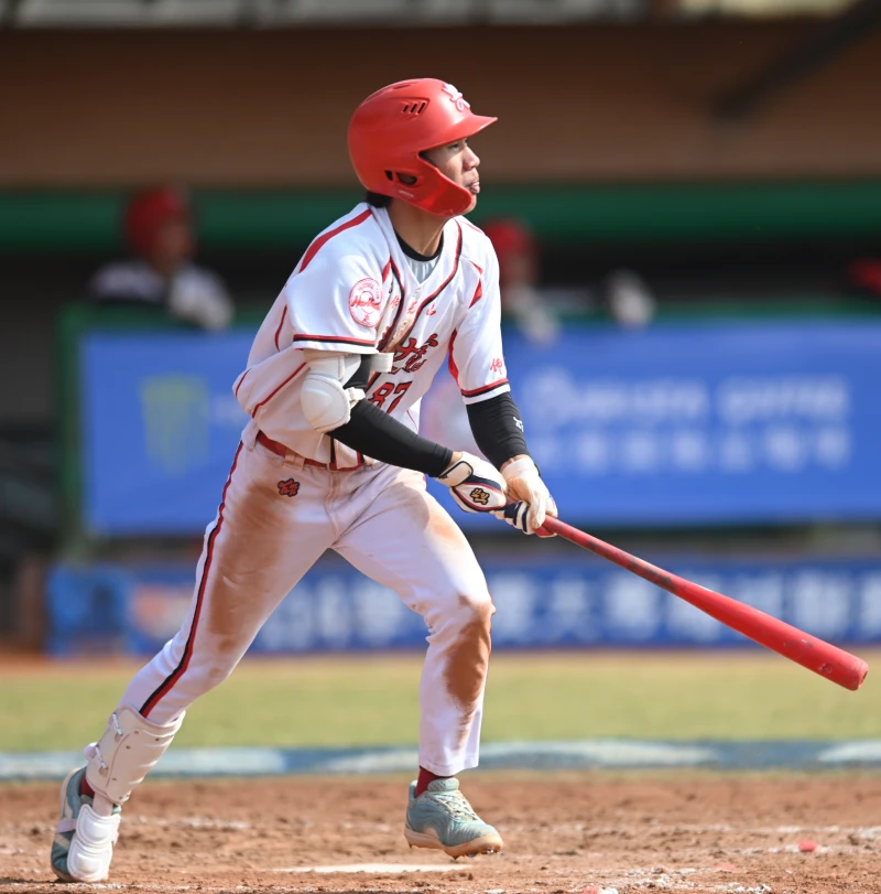 王浩然猛打賞。大專體總提供