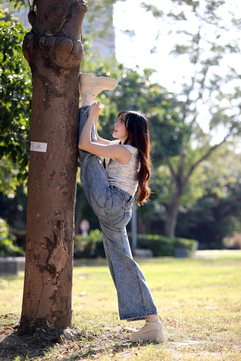 隨時隨地拉筋展現柔軟度。特約記者 郭運復攝影
