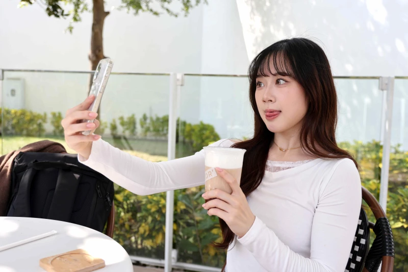 愛美的子星隨時隨地為自己記錄一下。特約記者 郭運復攝影