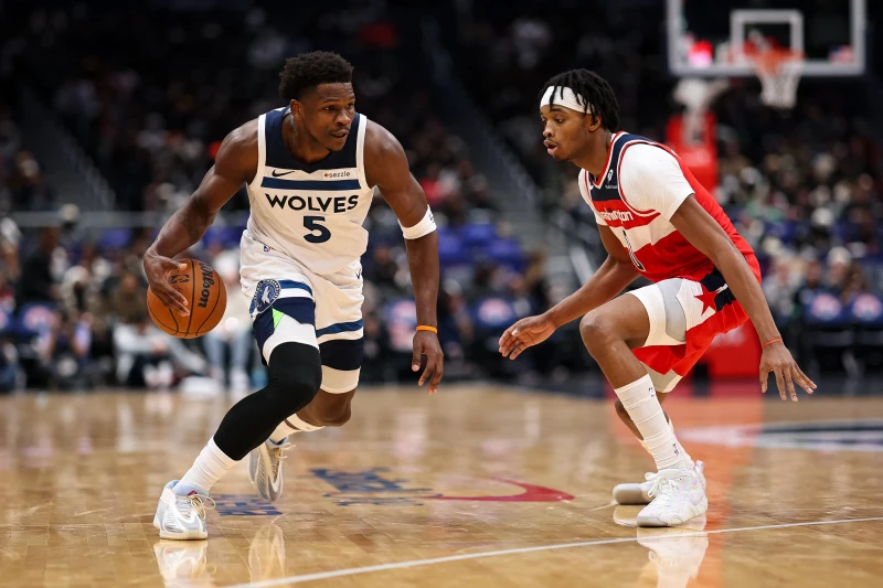 灰狼當家球星「蟻人」愛德華茲（Anthony Edwards，左）轟下35分。法新社