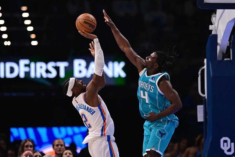 雷霆MVP亞歷山大（Shai Gilgeous-Alexander，左）攻下21分、6助攻。法新社