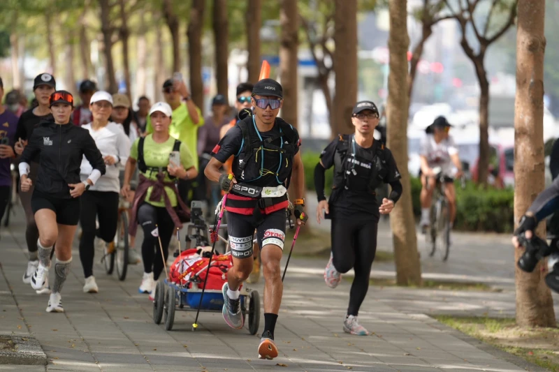 陳彥博衝終點高雄美術館。陳彥博提供