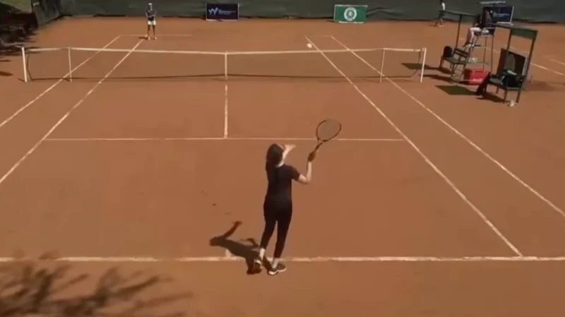 21歲的埃及選手阿布杜卡德 (Hajar Abdelkader) 以幾乎比業餘還不如的身手竟獲得打職業賽的機會。摘自推特