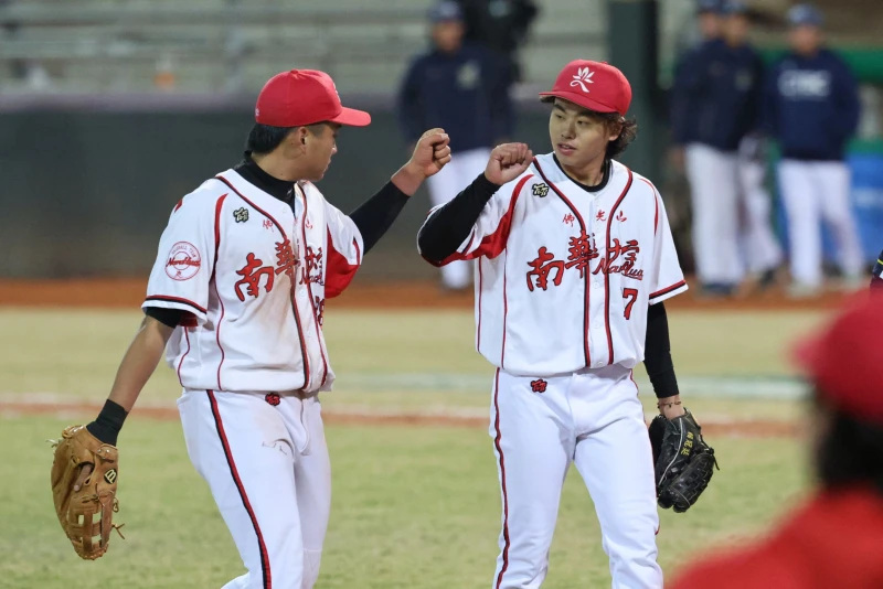 賴冠廷(右)後援7局完全封鎖中信打線。