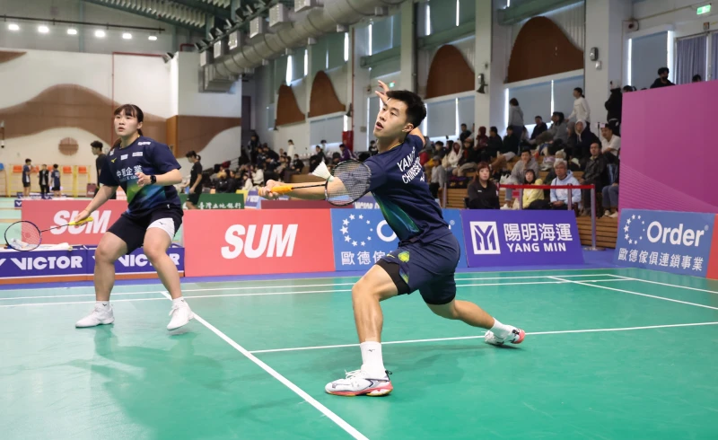 中租企業羽球隊在2026第1次全國羽球排名賽包辦3金1銀再度締造佳績,圖為此次混甲雙冠軍楊博智(右)與楊筑云(左)。中租提供