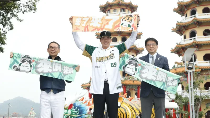 黃子鵬加盟儀式。台鋼雄鷹提供