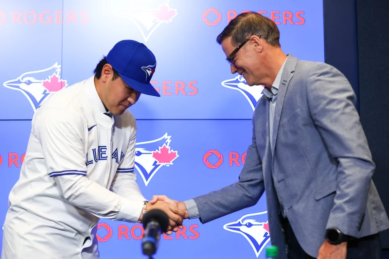 多倫多藍鳥日前簽下岡本和真(左)，使他成為目前隊上唯一一位日本選手。法新社