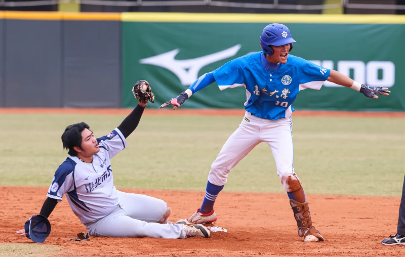 吳誌珈(右)與高中同學汪家毅分庭抗禮。大專體總提供