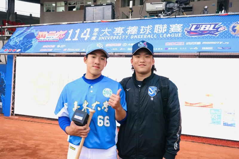 邱承葦（左）在哥哥邱承奕見證下拿到單場MVP。大專體總提供