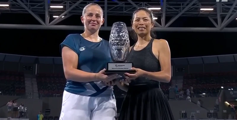 謝淑薇與奧絲塔朋科(Jelena Ostapenko,拉脫維亞)組合聯手在布里斯本奪冠。摘自推特