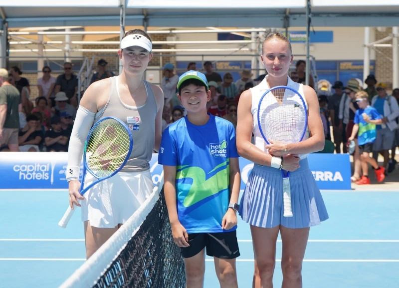 葛藍喬安娜 (左)在決賽前的合照。摘自官網