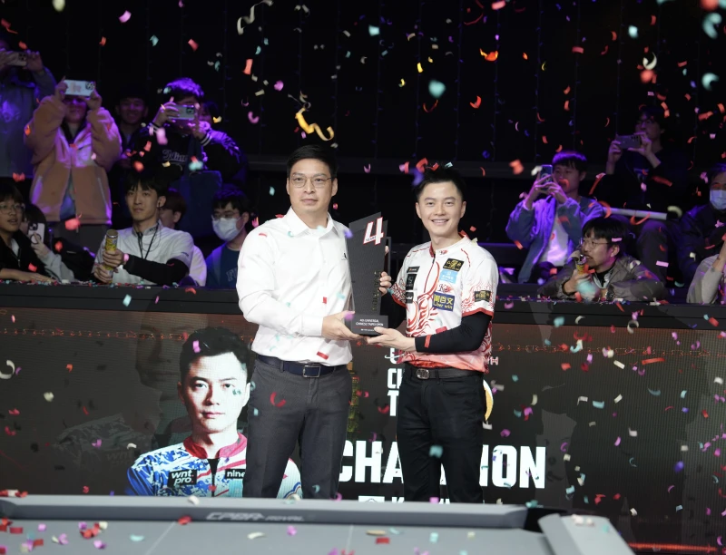 柯秉逸（右）在漫天彩帶下捧走冠軍。大會提供 