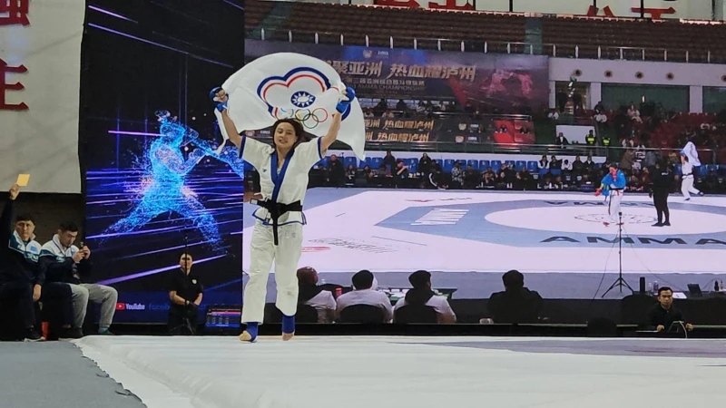 「格鬥女后」林郁芬晉決賽後開心舉奧會旗繞場。中華民國格鬥協會提供