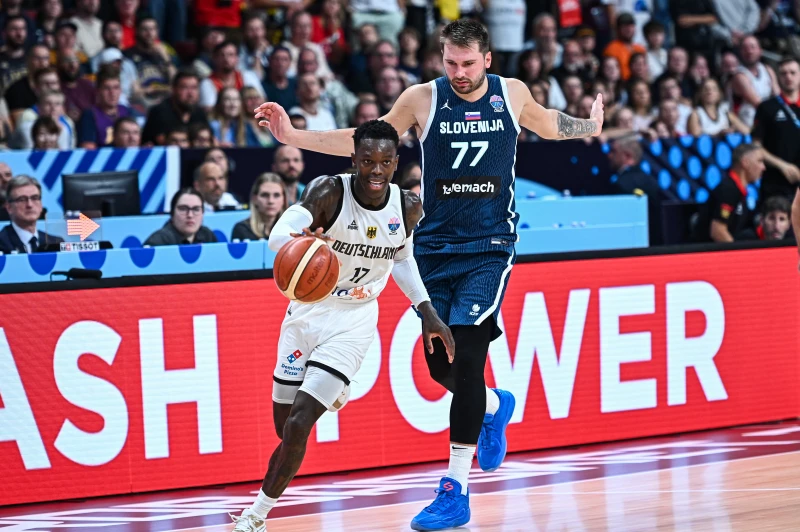 國王控衛施羅德（Dennis Schroder，前）竟想扁唐西奇（Luka Doncic）。法新社