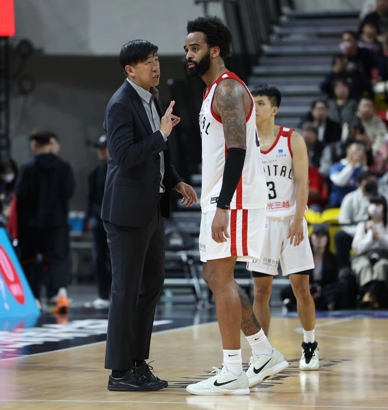 戰神教練楊哲宜賽前提點球員收效止敗。李天助攝