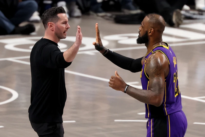 總教練JJ·瑞迪克（JJ Redick，左）還是相當倚賴詹皇。法新社