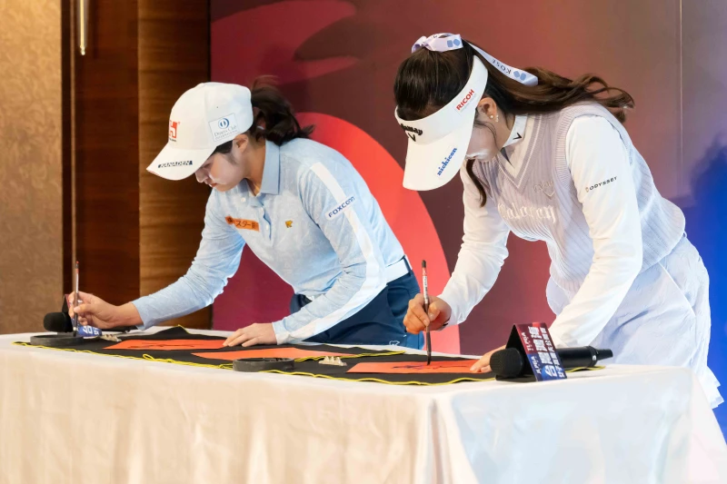 鴻海贊助選手吳佳晏及日本選手絲帶女孩河本結一同寫下年度代表字。大會提供