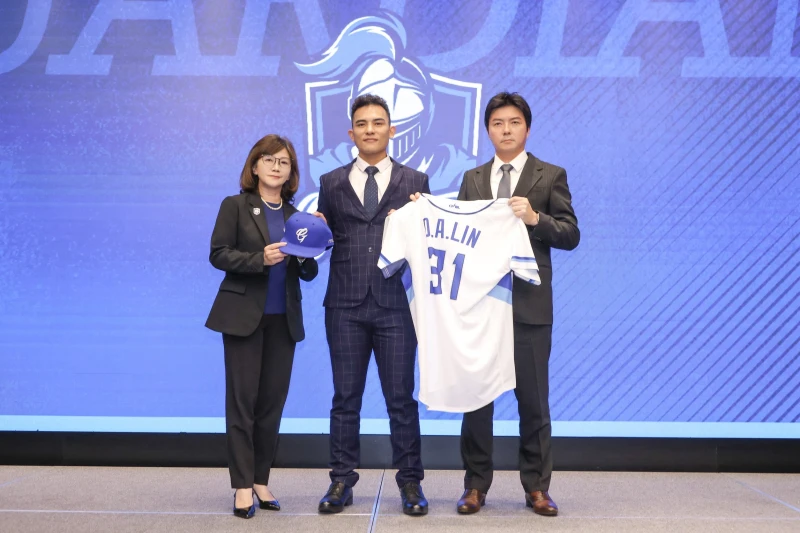 林岱安加盟記者會，領隊陳昭如及副領隊林威助表達歡迎。富邦悍將提供