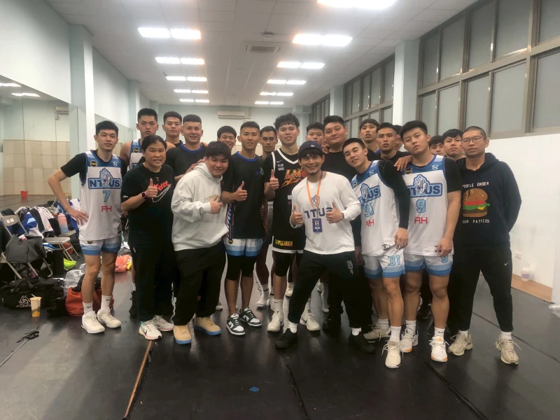 黎明謝侄豈(中)與前臺體教練田本玉及隊友。大專體總提供