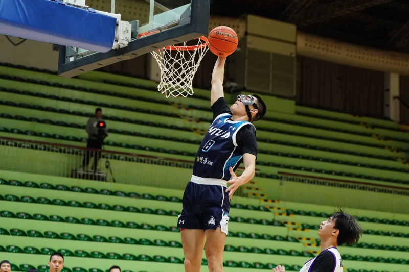 臺灣藝大徐堂琪扣籃。大專體總提供