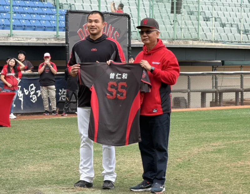 曾仁和（左）加盟味全龍穿55號球衣。吳敏欣攝