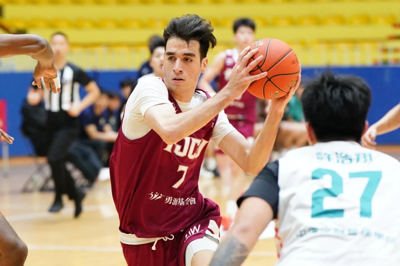 輔仁大學莫森19分13籃板。大專體總提供