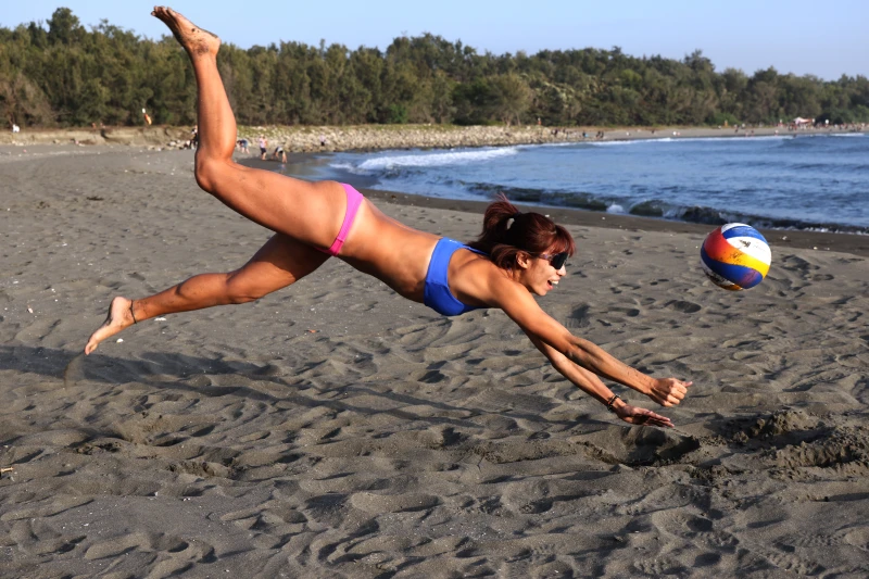 沙灘上打球非常考驗體力，淑芬展現魚躍救球美技。特約記者郭運復攝