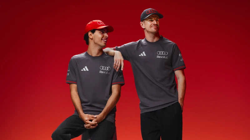 adidas於 2026 賽季前夕正式宣布攜手 Audi Revolut F1 車隊成為官方合作夥伴並共同揭曉首波聯名系列，為即將登上Formula 1 賽道的Audi Revolut F1 車隊暖身。官方提供