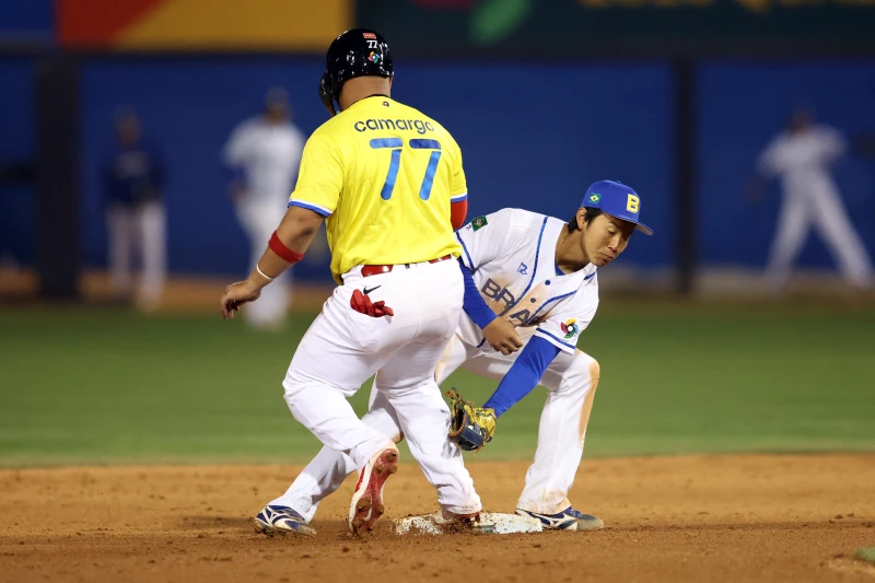 日職阪神虎翻譯的伊藤維托（Vitor Ito，右） 有機會再度代表巴西國家隊出征WBC資格賽。法新社