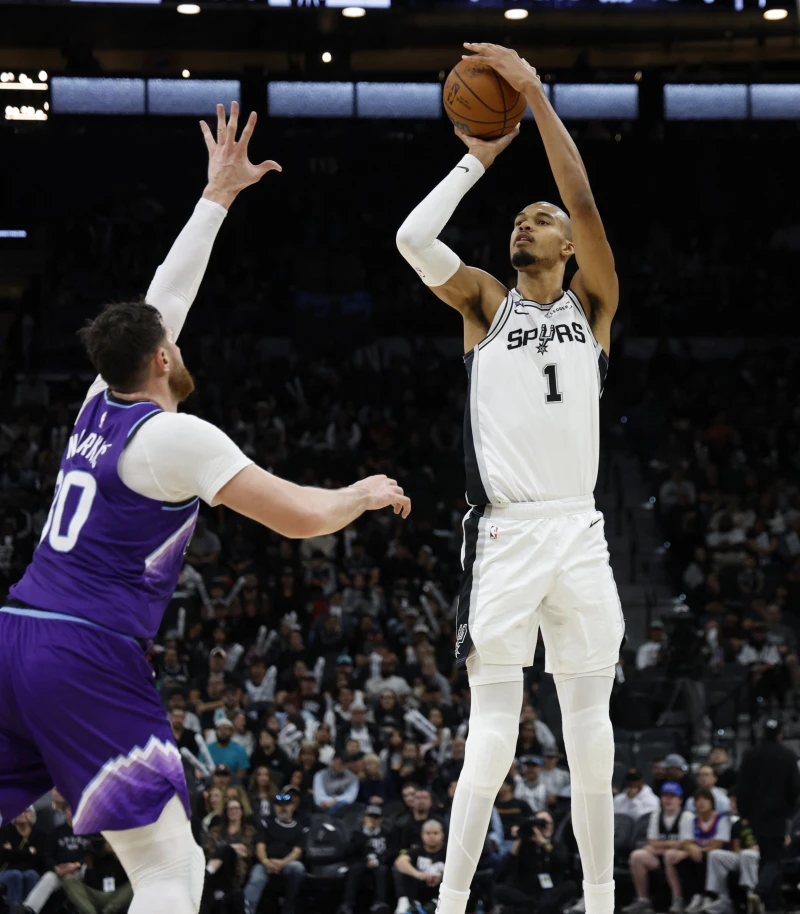 文班亞馬（Victor Wembanyama，右）頂著226公分的身高卻飆進7個三分球創下賽季新高。法新社