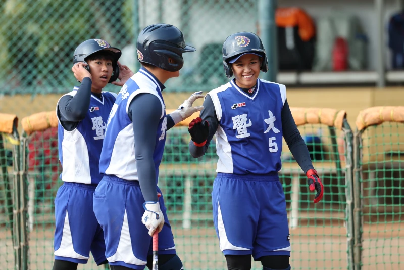 陳喜晏（右）猛打賞。大專體總提供