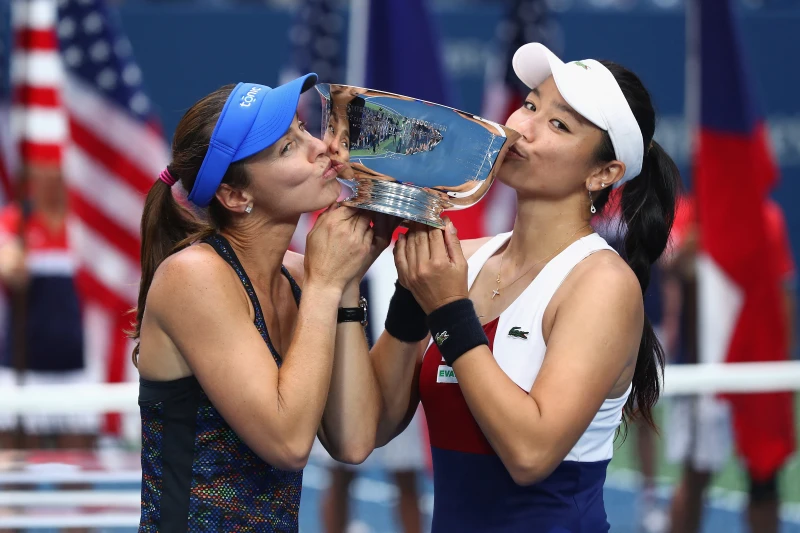 詹詠然(右)與偶像辛吉絲一同打下2017年美網女雙冠軍。法新社