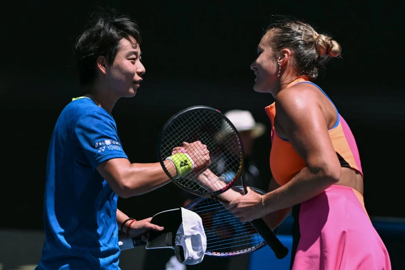 現任球后莎芭蓮卡（Aryna Sabalenka，右）今只花72分鐘就以直落兩盤打敗中國會外賽晉級的大黑馬白卓璇。法新社