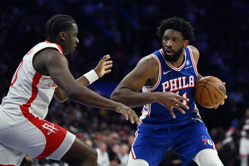 費城當家球星恩比德（Joel Embiid，右）轟出32分、15籃板、10助攻的大三元表現。法新社