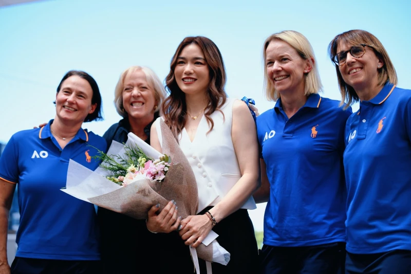 詹詠然（中）與一路守護其職業生涯的 Wta 防護員團隊合影Joyce Lau 提供