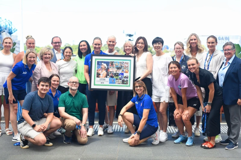詹詠然(中)與來自世界各地的網壇好友於退休儀式圓滿合影，現場集結了多位前世界球后大滿貫冠軍選手WTA 賽事總監與工作團隊。Joyce Lau 提供