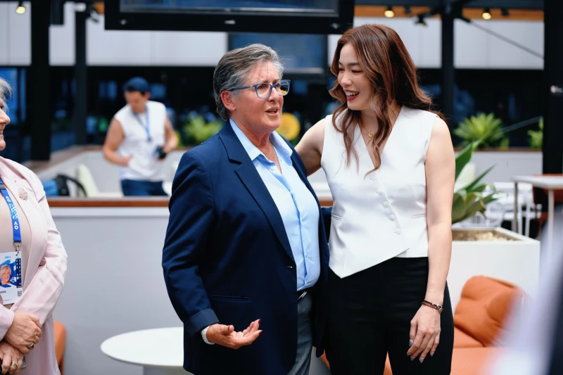 詹詠然右與 Wta 賽會總監暨裁判長 Pam Whytcross（左）於退休儀式現場深情互動。Joyce Lau 提供