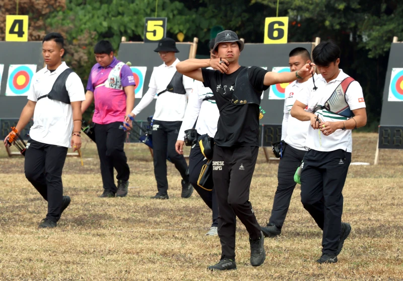 老將魏均珩(黑衣)再度入選亞運培訓隊。中華民國射箭協會提供