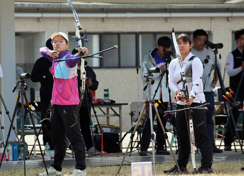 風佑築（左）李彩綺（右）在第三次選拔擠進四人名單。中華民國射箭協會提供