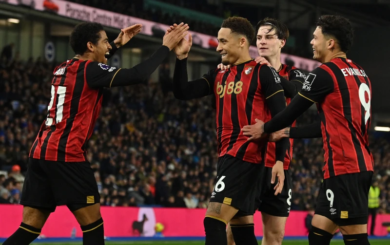 伯恩茅斯憑藉邊鋒艾迪利(Amine Adli，左)射進絕殺球。法新社