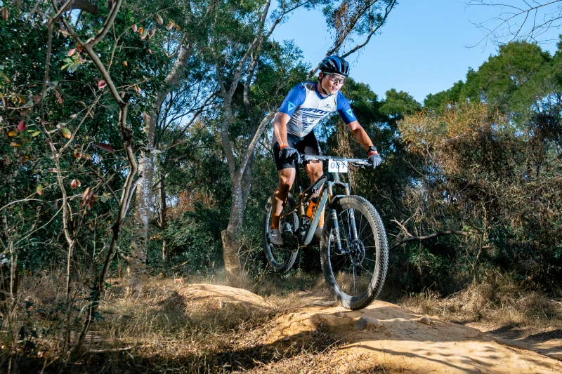 台灣一哥江勝山，在最後一圈將戰局逆戰，以不到一秒的差距，成功收下金牌！大會提供