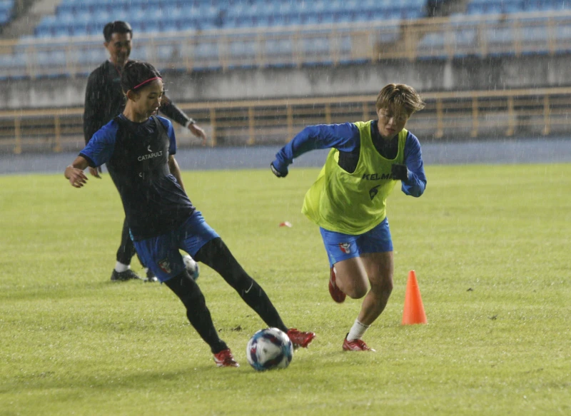  為三月亞洲盃出賽的中華女足於雨中公開訓練。詹健全攝