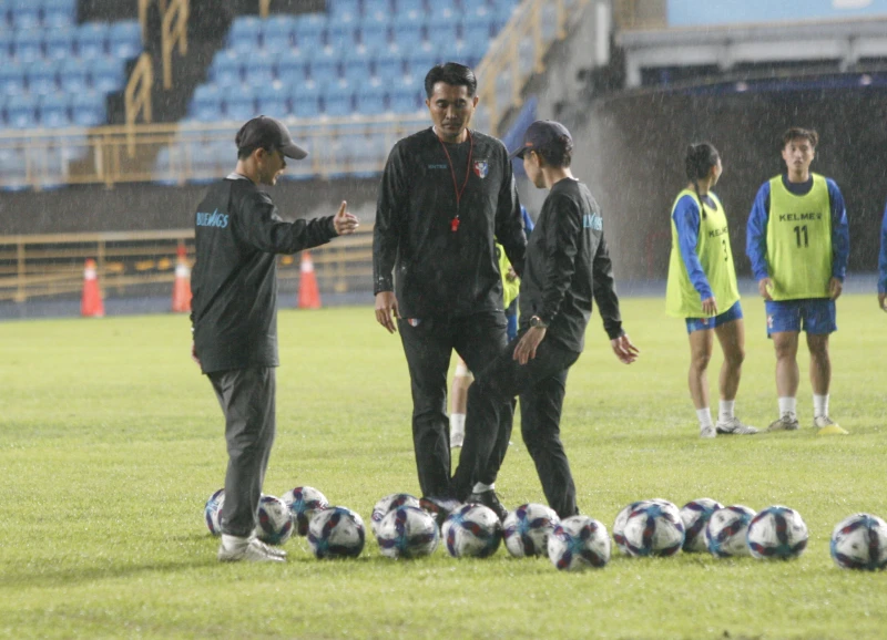 中華女足新任的泰國籍總教練查克摩爾（Prasobchoke Chokemor，中）。詹健全攝