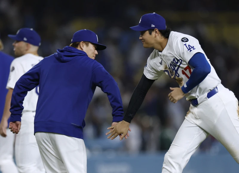 大谷翔平（Shohei Ohtani，右）與道奇隊友山本由伸（Yoshinobu Yamamoto）都加入日本經典賽陣容。法新社